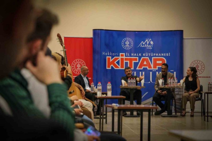 Vali Çelik, kütüphanede gençlerle bir araya geldi