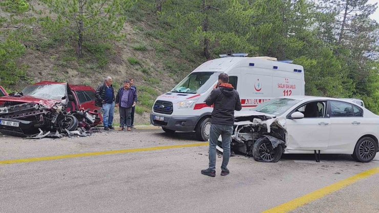 Karabük’te iki otomobil kafa kafaya çarpıştı: 8 yaralı