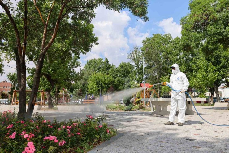 Selçuklu’da yeşil alanları ilaçlama çalışmaları devam ediyor