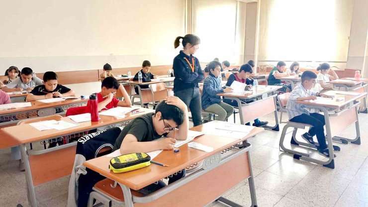 Sivas’ta öğrenciler meslek ortaokuluna girmek için ter döktü