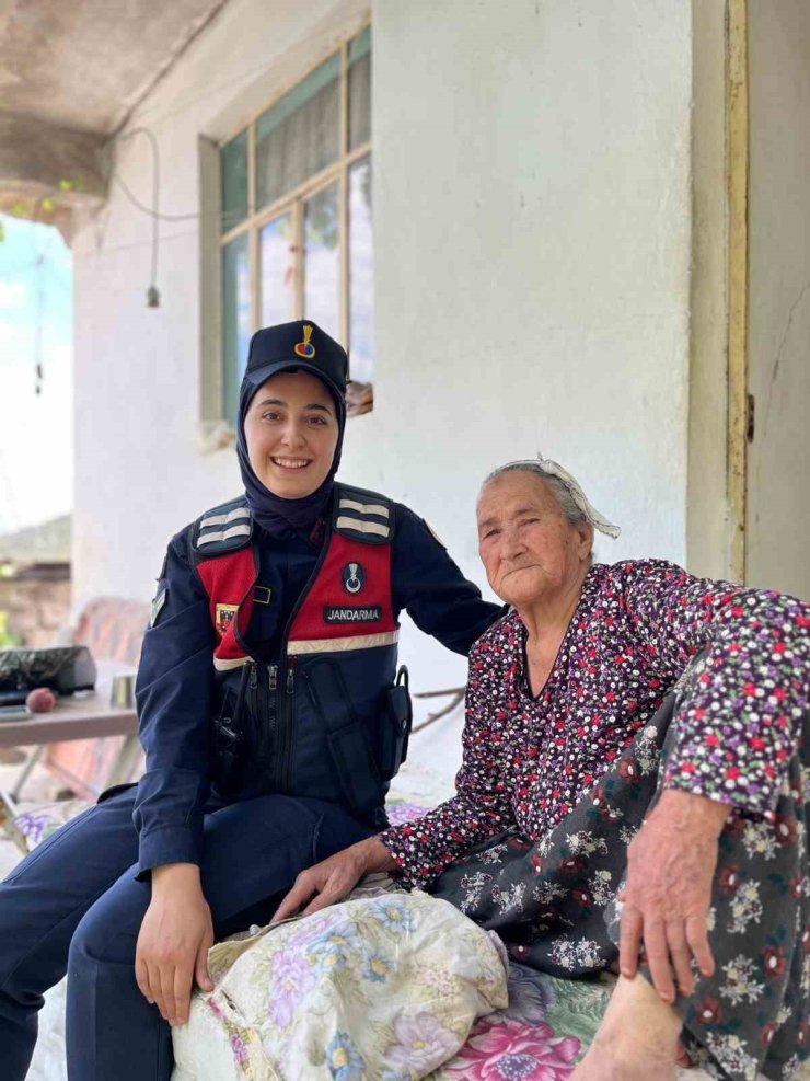 Jandarma yaşlı çınarları unutmadı