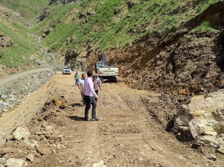 Batman’da kış sonrası köy ve mezra yollarında onarım ve genişletme çalışmaları başlatıldı