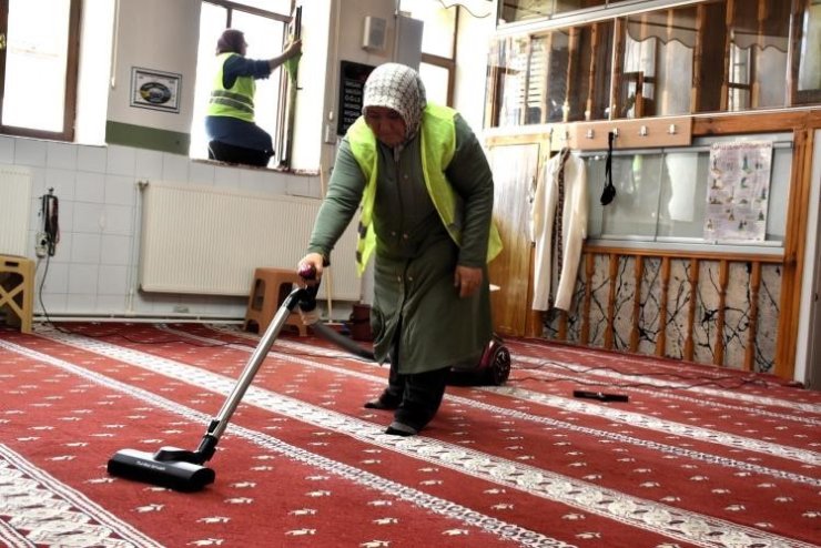 Bayram öncesi manevi temizlik, camilerde gül suyu kokusu
