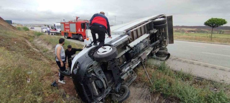 Çorum’da devrilen kamyonetin sürücüsü yaralandı
