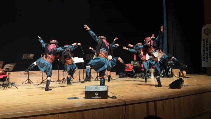 Hayat Boyu Öğrenme kursiyerlerinden türkü şöleni