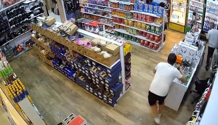 Depremden kaçarken elindeki çayını bırakmadı