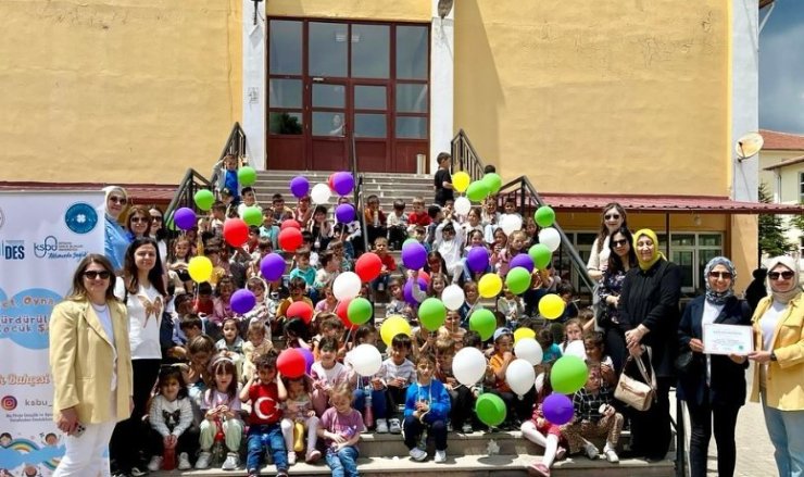 Gediz’de çocuk şenliği coşkusu: minikler hem eğlendi, hem öğrendi