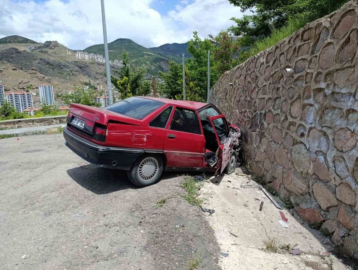 Gümüşhane’de otomobil duvara çarptı: 2 yaralı