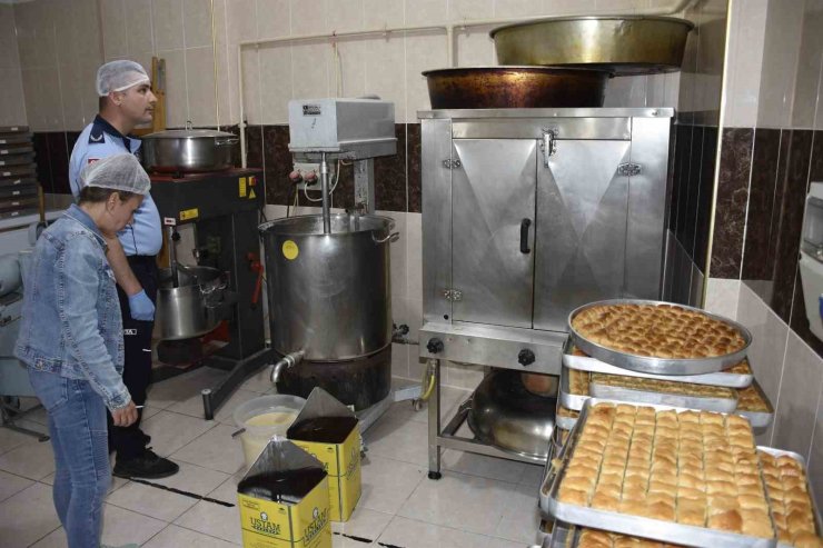 Karacabey Zabıtası’ndan gıda güvenliği için bayram mesaisi