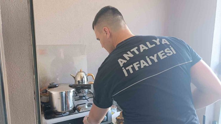 Ocakta unutulan düdüklü tencerenin dumanları itfaiyeyi alarma geçirdi