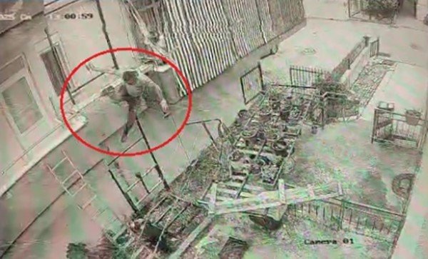 Yük asansörü kurulumu yapan ustanın iskeleden düşme anı kamerada