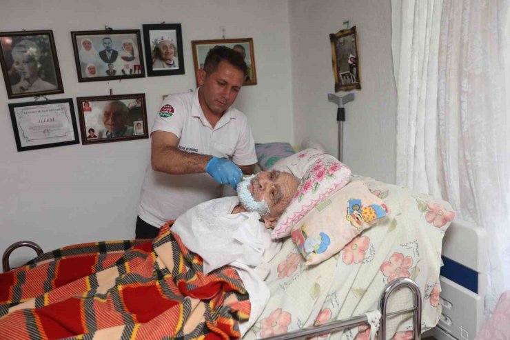 Muğla Büyükşehir Belediyesi’nin evde bakım hizmetiyle bayram sevinci kapıya geldi