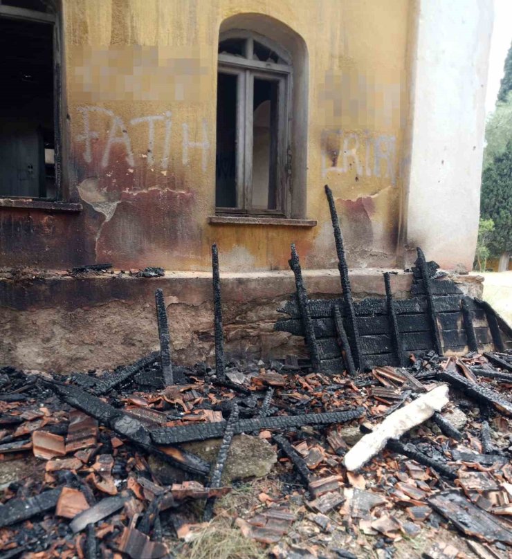 Cumhuriyetin ilk eğitim yuvalarından birisinin kül olması üzüntüye neden oldu