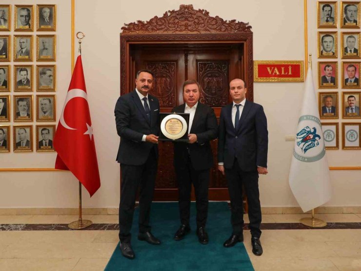 Vali Aydoğdu’ya "Fahri Hemşehrilik Beratı" verildi