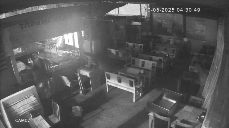 Akşam tost yediği iş yerini gece soydu