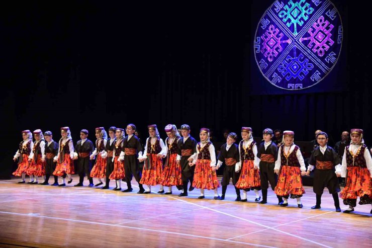 Anadolu Üniversitesinden Çocuk Halk Dansları Topluluğu gösterisi