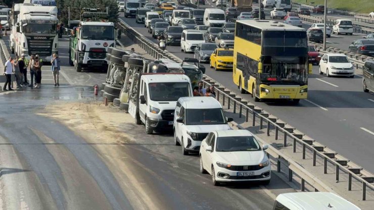 Bahçelievler’de beton mikseri devrildi: Basın Ekspres yan yol trafiğe kapandı