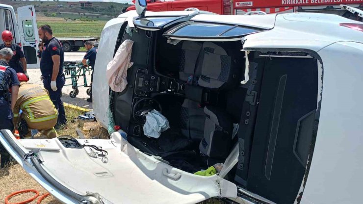 Kırıkkale’de otomobil şarampole devrildi: 2 yaralı