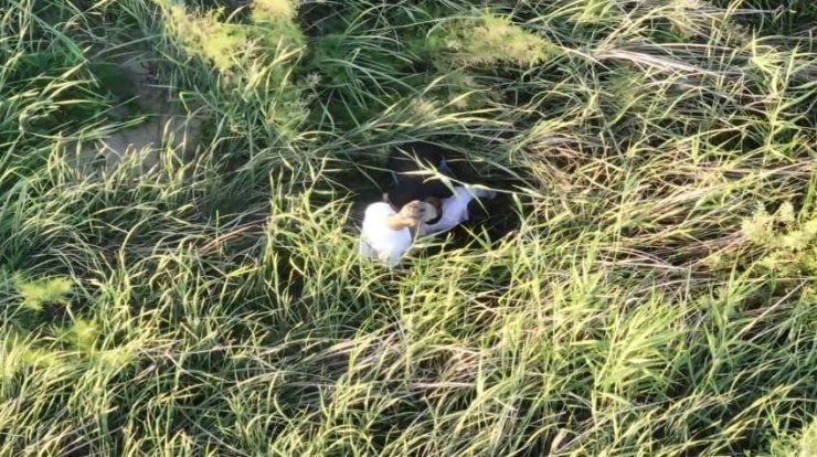 Polis kontrolünden kaçarken yol kenarına attıkları torbadan uyuşturucu çıktı