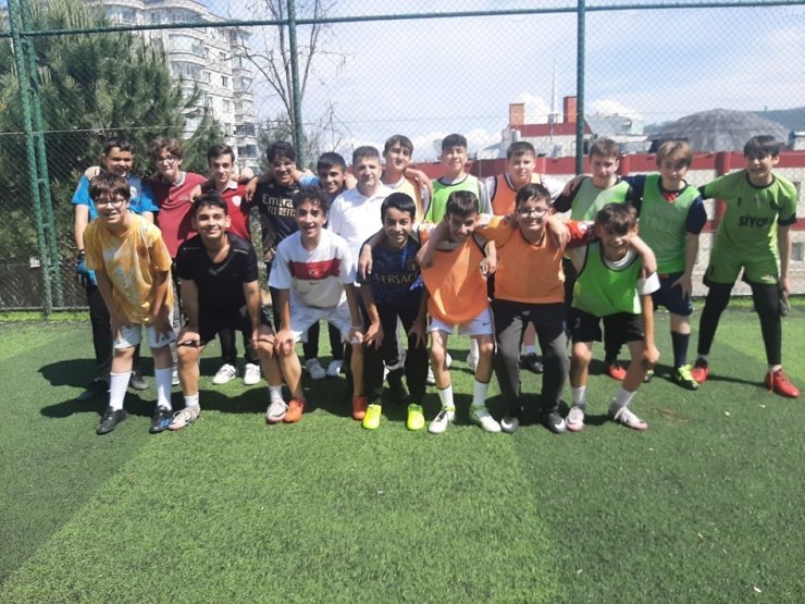 LGS öncesi moral etkinliği: Öğrenciler halı sahada stres attı