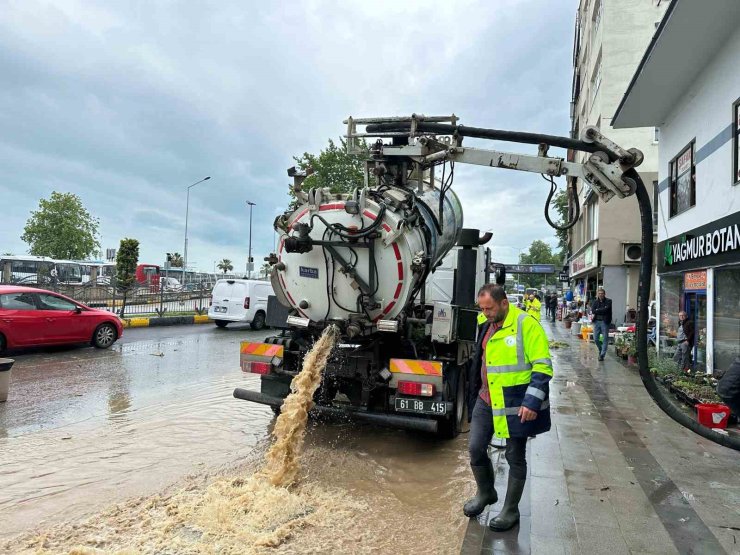 Trabzon’da Büyükşehir ekipleri su baskınları nedeniyle seferberlik ilan etti