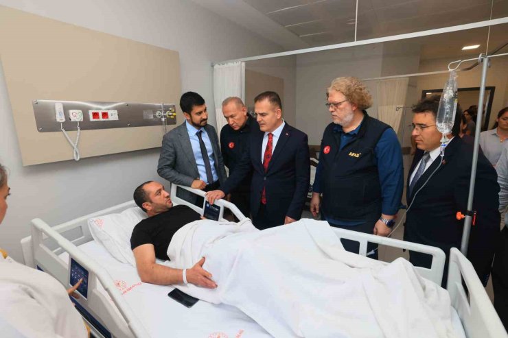 Muğla Valisi Akbıyık, depremde yaralanan vatandaşları hastanede ziyaret etti