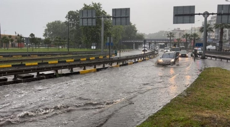 Trabzon şehir merkezi yağmura teslim oldu