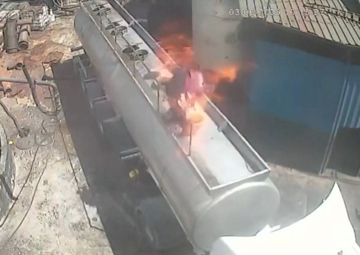 Ağzında sigara ile açtığı tanker kapağı bomba gibi patladı: O anlar saniye saniye kamerada