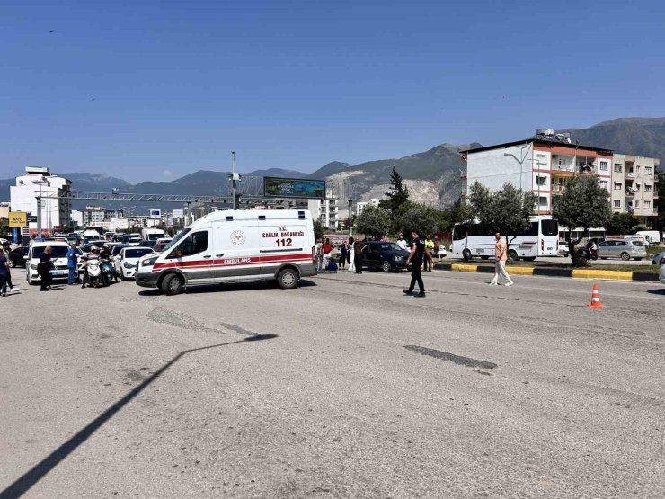 Hatay’da yolun karşısına geçmeye çalışan yaşlı kadına otomobil çarptı