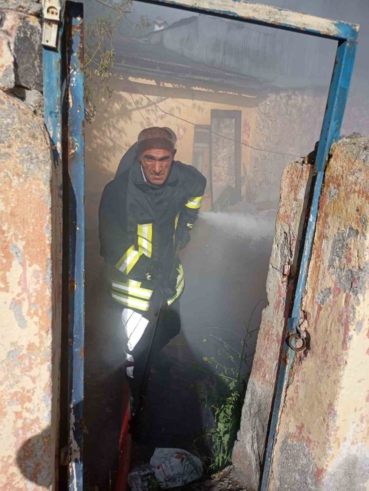 Kars’ta çatı yangını söndürüldü