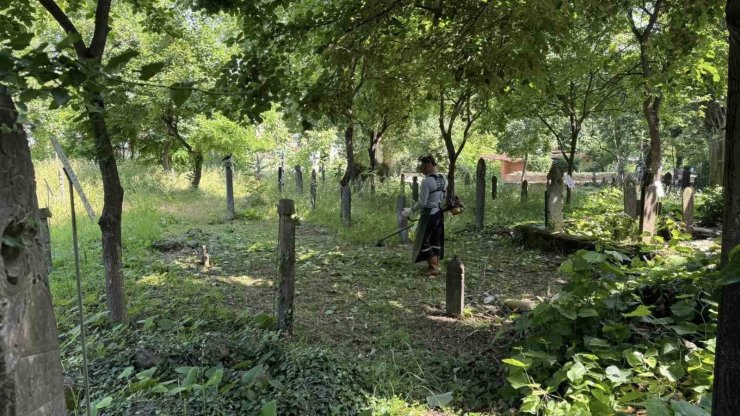 Kartepe’de mezarlık temizliği