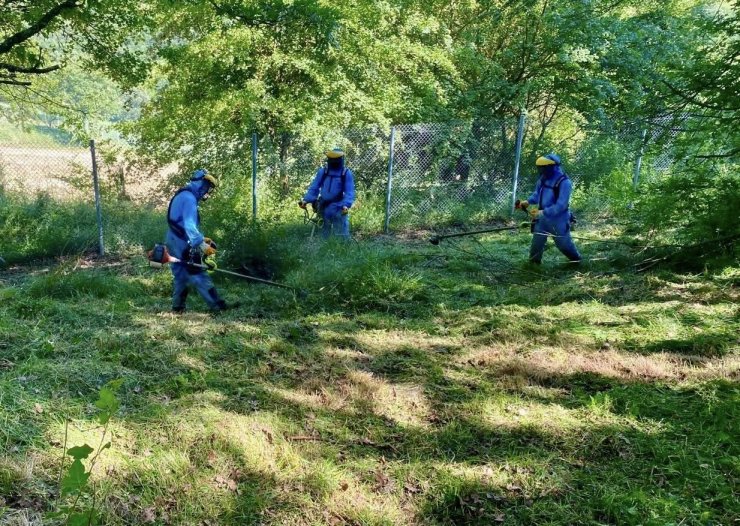 Körfez’de mezarlıkları bayrama hazır