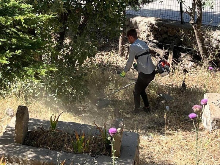Şırnak’ta bayram öncesi mezarlık temizliği
