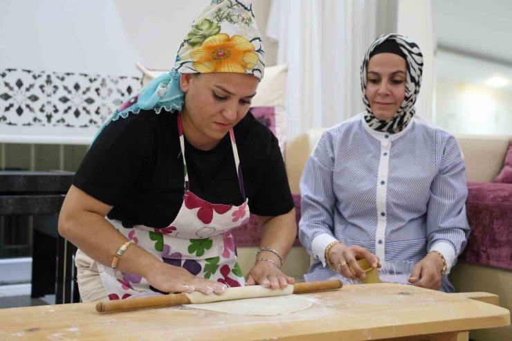 Adanalı kadınların ’ev baklavası’ mesaisi