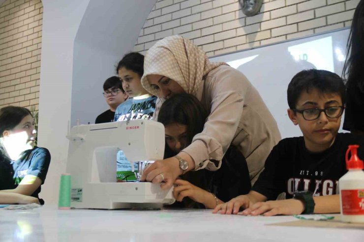 Atık kumaşlardan kitap ayracı üretiyorlar