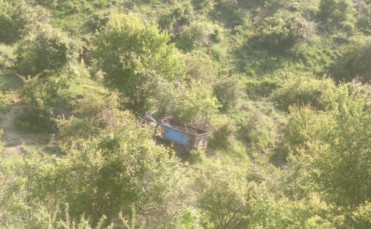 Uçurumdan aşağı düşen patpatta 3 kişi yaralandı