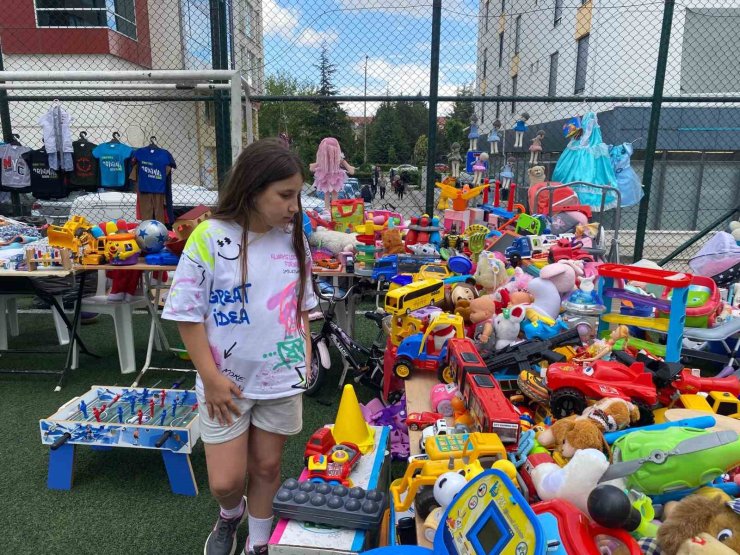 Gönüllüler el ele, çocukların bayramı şenleniyor