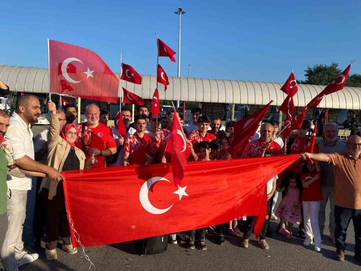 Avrupa şampiyonları memleketlerinde meşalelerle karşılandı