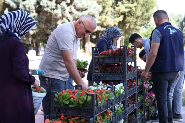 Kartepe’de mezarlıklarda çiçek dağıtımı yapıldı