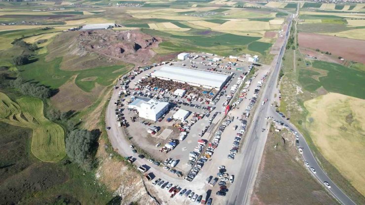 Kurban pazarındaki yoğunluk havadan görüntülendi