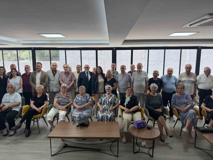 Huzurevi sakinlerine bayram ziyareti