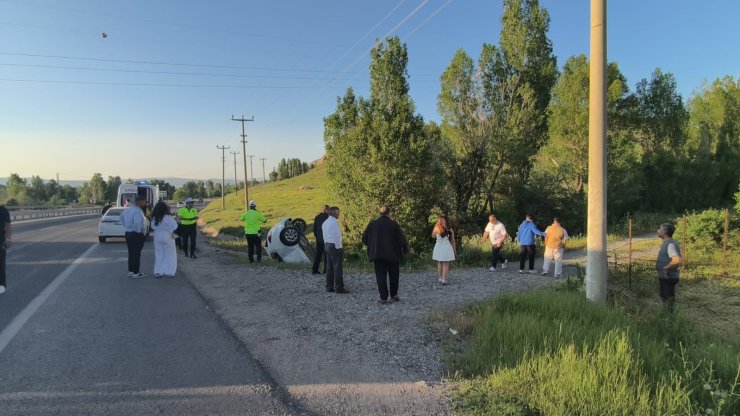 Sivas’ta su kanalına yuvarlanan otomobildeki 3 kişi yaralandı