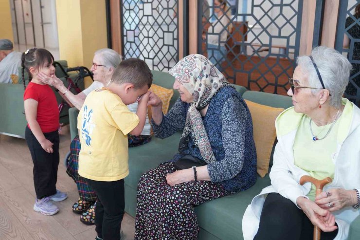 Minikler büyükleriyle bayramlaştı