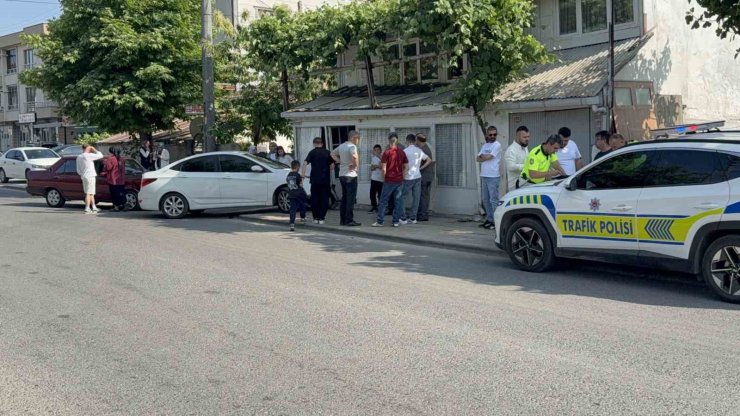 İki otomobil çarpıştı, duramayan araç evin duvarına çarptı