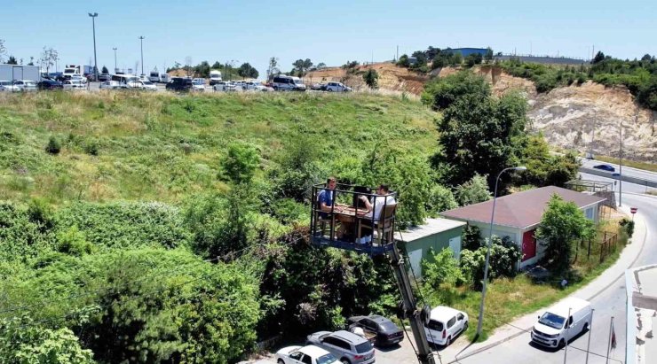 Müşteri manzara isteyince kafe sahibi vinç çağırdı