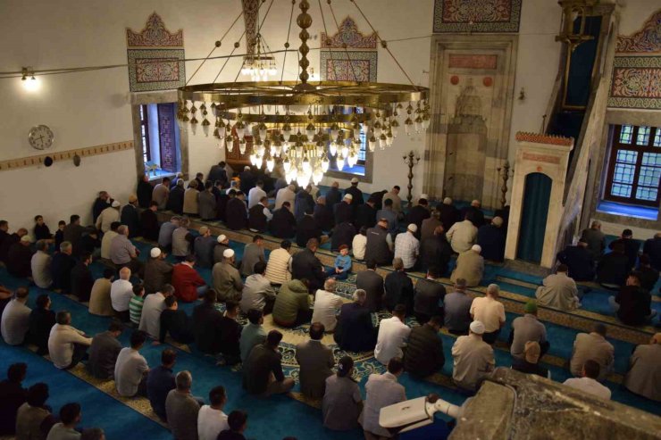 Karapınar’da bayram namazında vatandaşlar camilere akın etti