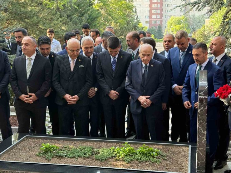 MHP Genel Başkanı Bahçeli, Alparslan Türkeş’in kabrini ziyaret etti