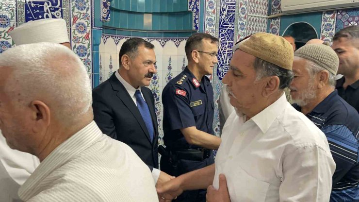 Osmaniye’de bayram namazında vatandaşlar camilere akın etti