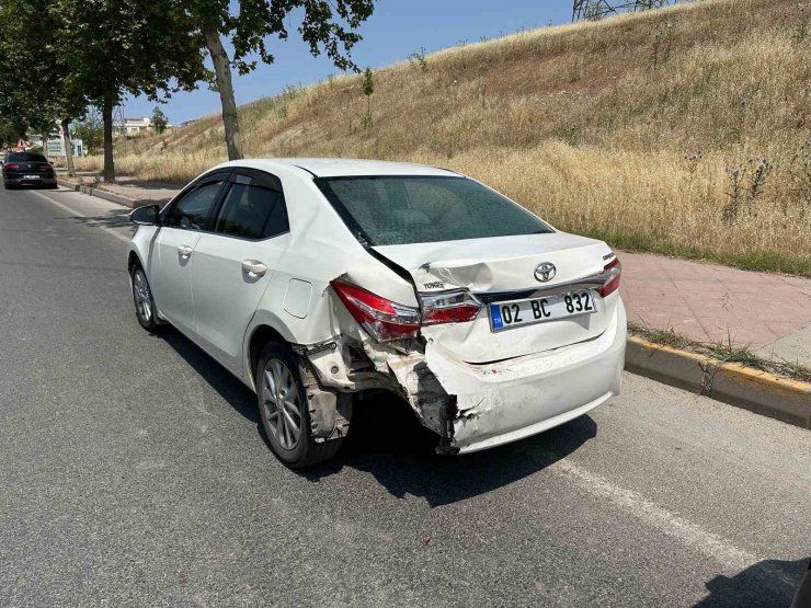 Hafif ticari araç ile otomobil çarpıştı