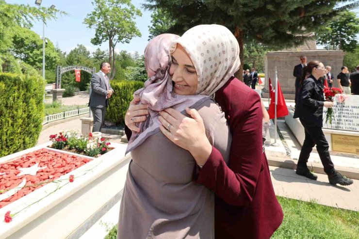 Vali Yiğitbaşı ve protokolden şehitlikleri bayram ziyareti